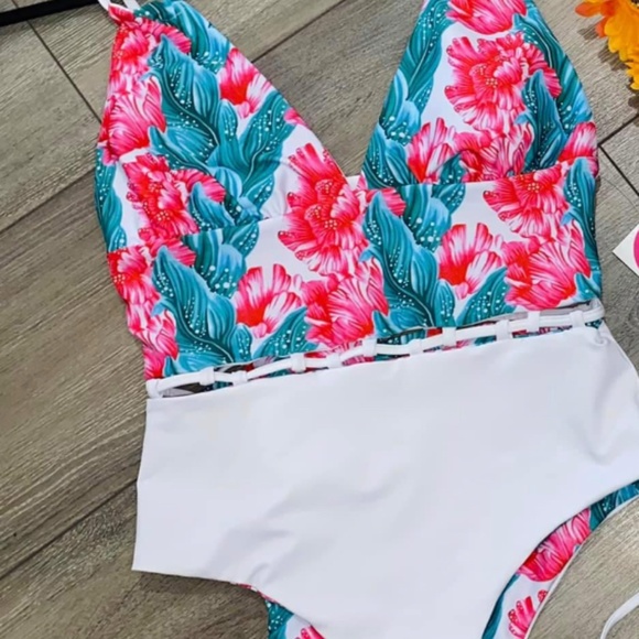 Gorgeous Reversible 4 in 1 lace up swimsuit super flattering - Picture 2 of 5